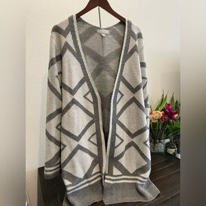Carolyn Taylor Gray and White long Geometric Cardigan